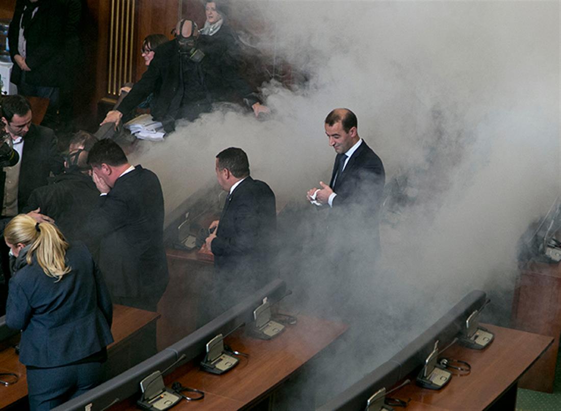 AP - Κόσοβο - βουλή - αίθουσα - δακρυγόνα