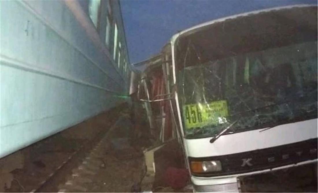 Τρένο - παρέσυρε - λεωφορείο - αυτοκίνητα - Καζακστάν