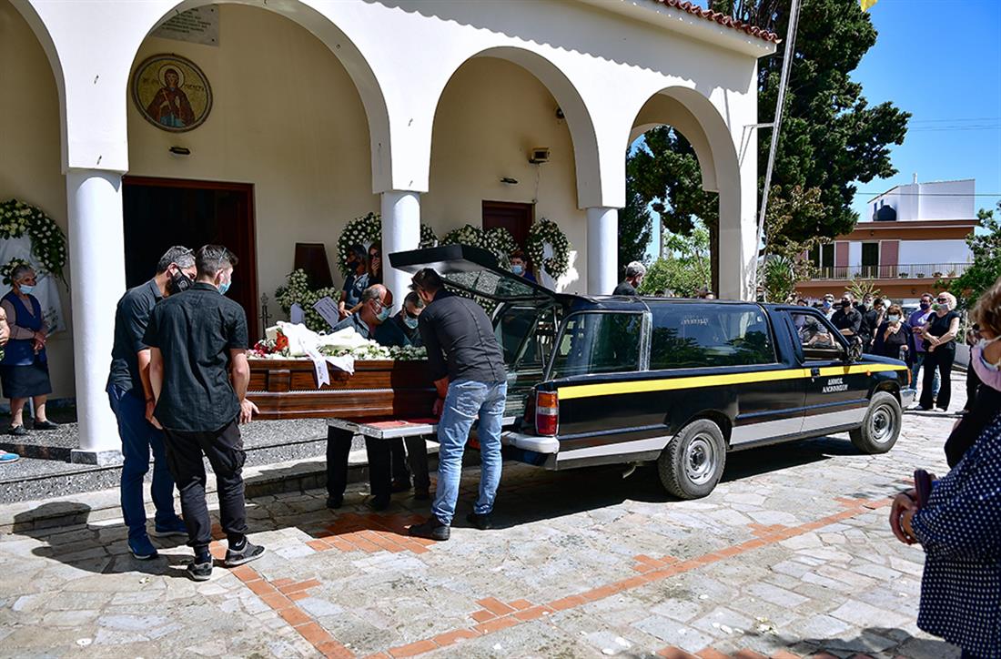 Δολοφονία στα Γλυκά Νερά: Σπαραγμός στην κηδεία της Καρολάιν (εικόνες) |  Κοινωνία | ANT1 News