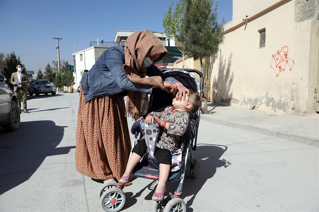 AP - Αφγανιστάν - γυναίκες υγειονομικοί - εμβολιασμοί