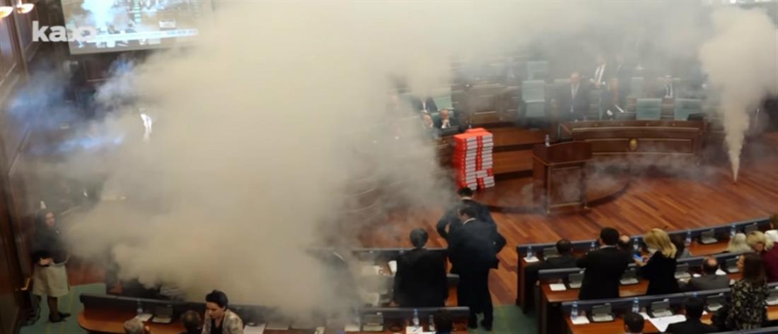Κόσοβο - Βουλή - δακρυγόνα