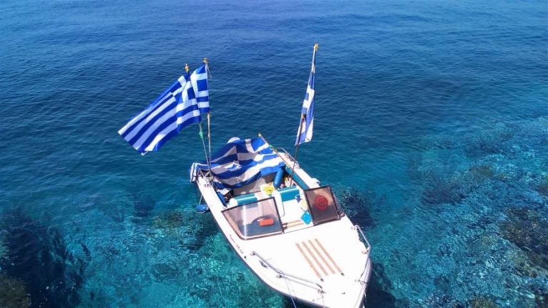Φουρνιώτες - ελληνική σημαία - βραχονησίδα Ανθρωποφάς