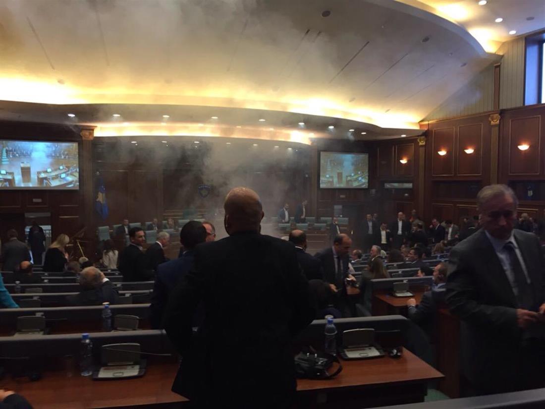 Κόσοβο - Βουλή - καπνογόνο