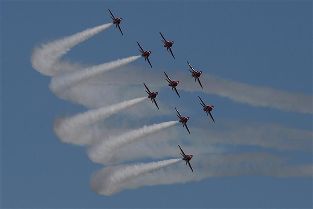 Red Arrows - επιδείξεις - αέρας - ουρανός - αιθέρες - αεροπλάνα - αεροπορία