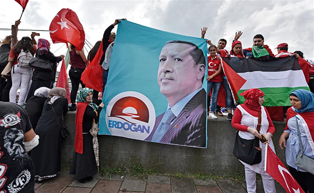 AP - Κολωνία - Γερμανία - διαδηλώσεις - Τούρκοι - υπέρ Ερντογάν