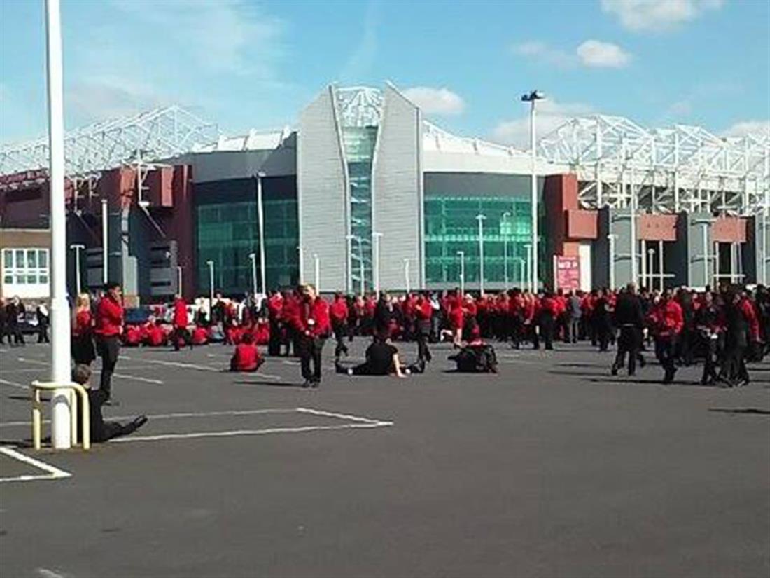 Old Trafford - εκκένωση - κόσμος - έξω