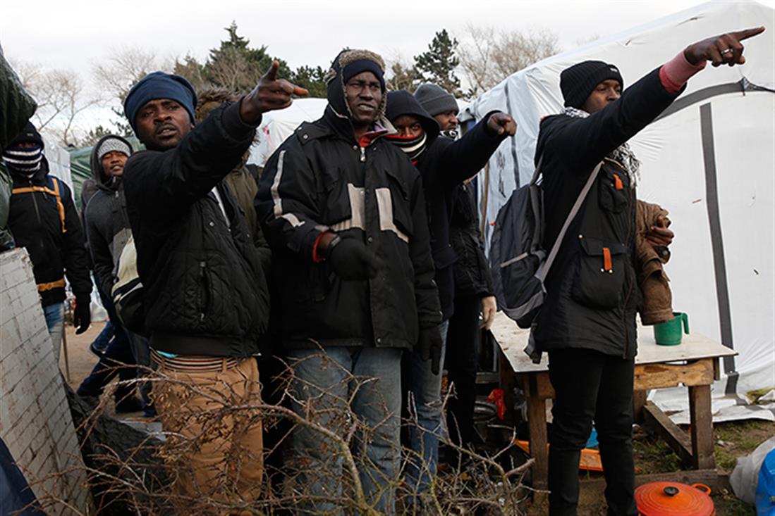 AP - Γαλλία - Καλαί - πρόσφυγες - καταυλισμός - φωτιά - αστυνομία