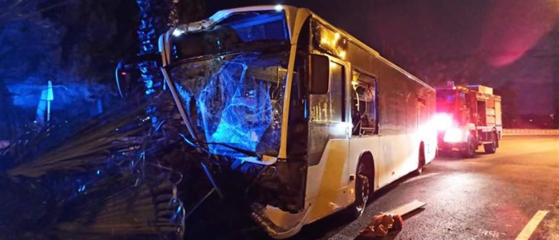 Τροχαίο στην Ποσειδώνος: Λεωφορείο έπεσε πάνω σε φοίνικες (εικόνες)