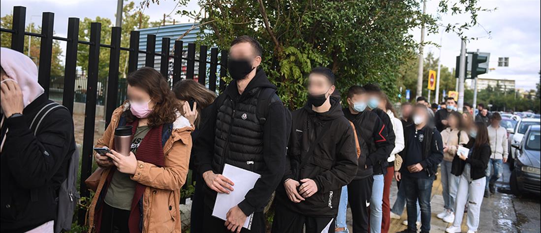 ΠΑΜΑΚ: Φοιτητές κάνουν ουρές για να μπουν στο πανεπιστήμιο (εικόνες)
