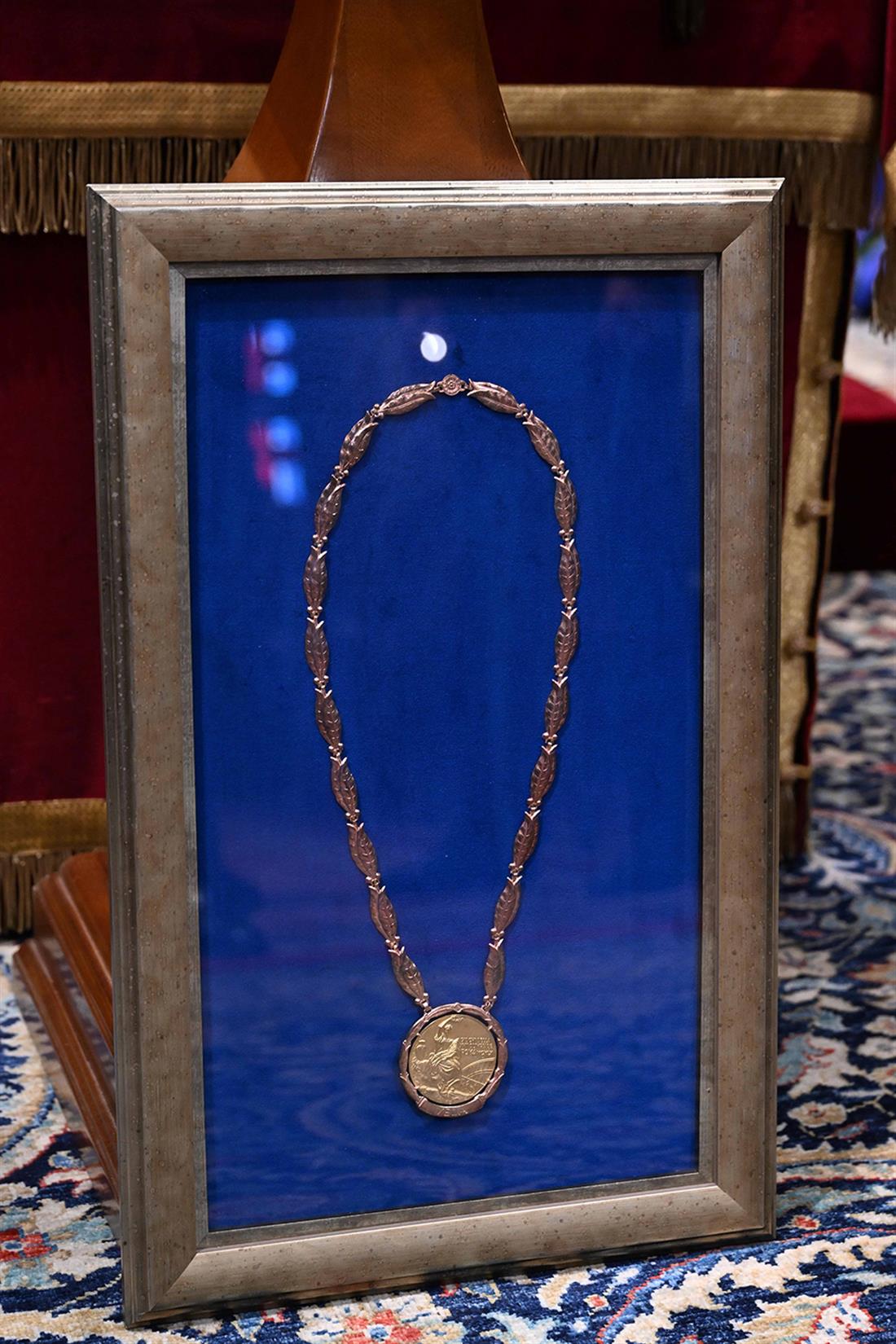 Κηδεία - Τέως Βασιλιάς Κωνσταντίνος - Ολυμπιακό μετάλλιο - παράσημα