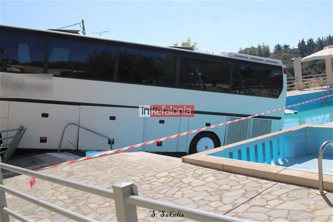 Λεωφορείο - πισίνα - ξενοδοχείο - Κεφαλονιά