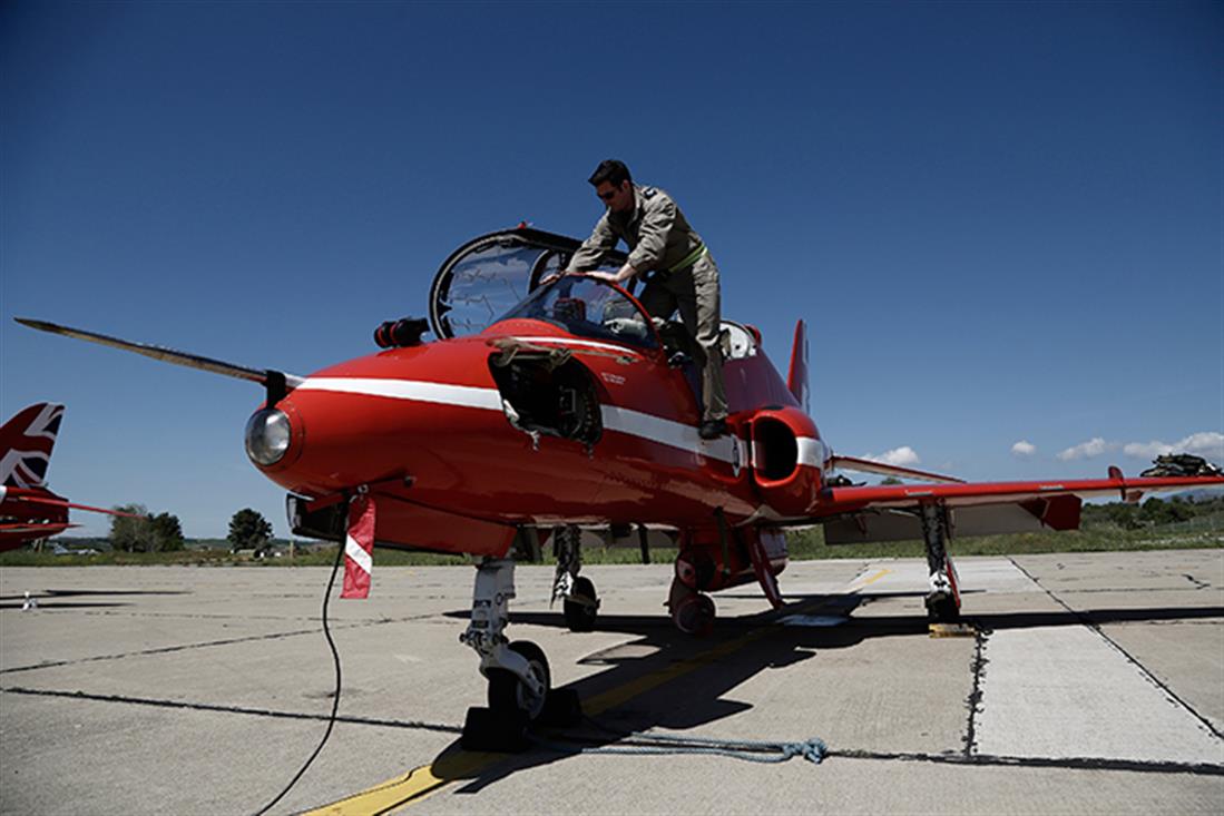 Red Arrows - επιδείξεις - αέρας - ουρανός - αιθέρες - αεροπλάνα - αεροπορία