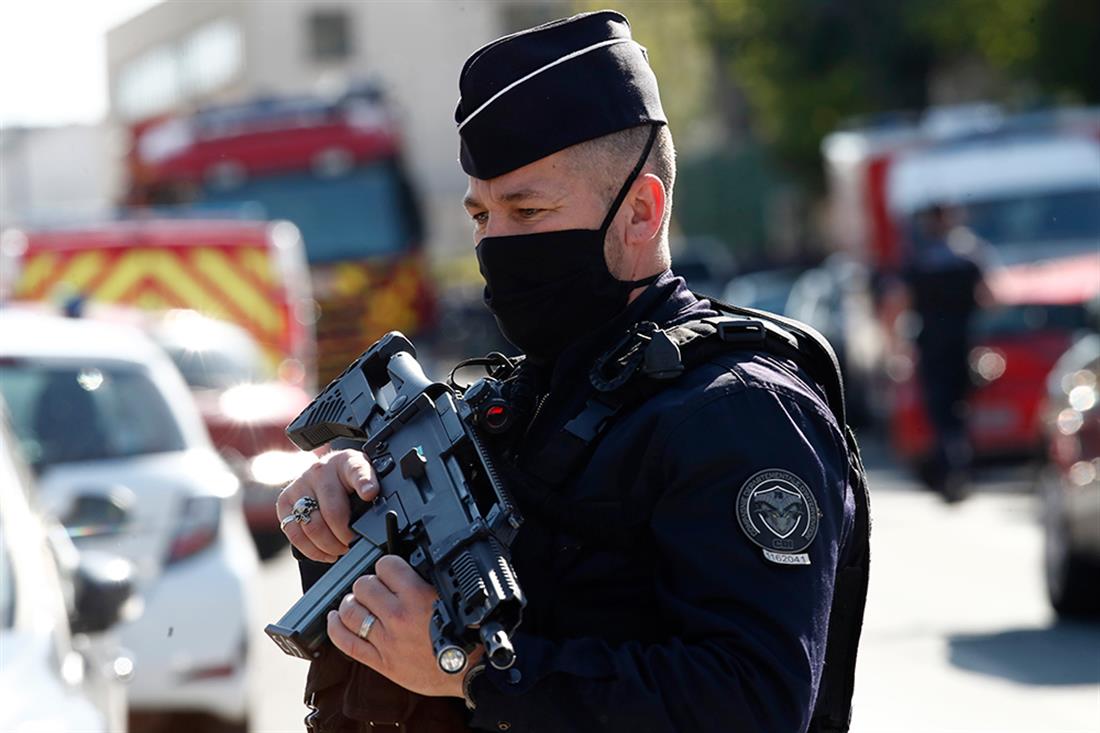AP - Επίθεση με μαχαίρι - αστυνομικός - Παρίσι - Γαλλία