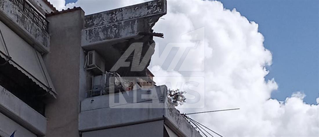 “Μπάλλος” - Χαλάνδρι: Έπεσε μπαλκόνι πολυκατοικίας (εικόνες)