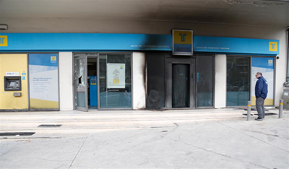 Αθήνα - εμπρηστική επίθεση - υποκατάστημα - τράπεζα