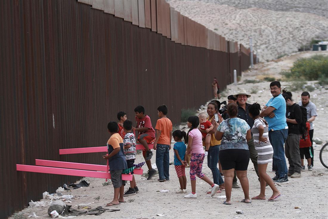 ροζ τραμπάλες - τείχος - σύνορα - Μεξικό