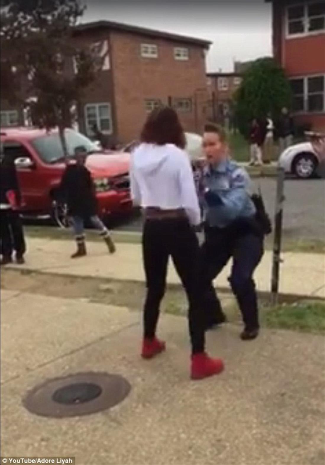 ΗΠΑ - Ουάσιγκτον - χορός - αστυνομικός - κοπέλα