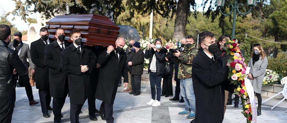 Αλέκος Φασιανός: Συγκίνηση στην κηδεία του σπουδαίου ζωγράφου (εικόνες)