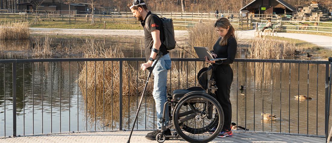 Εμφύτευμα βοηθά ασθενή με παράλυση να περπατήσει (εικόνες)