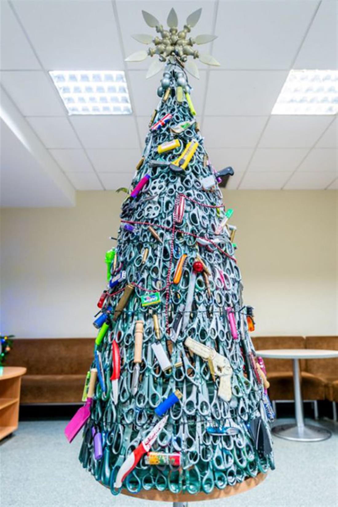 Χριστουγεννιάτικο δέντρο - κατασχεθέντα αντικείμενα - αεροδρόμιο Βίλνιους