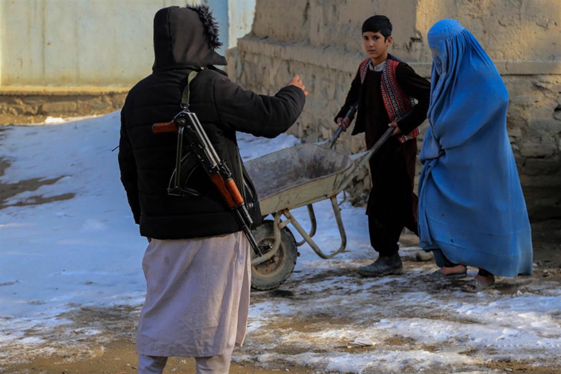 Αφγανιστάν - πολικό ψύχος - διανομή φαγητού - κάρβουνων