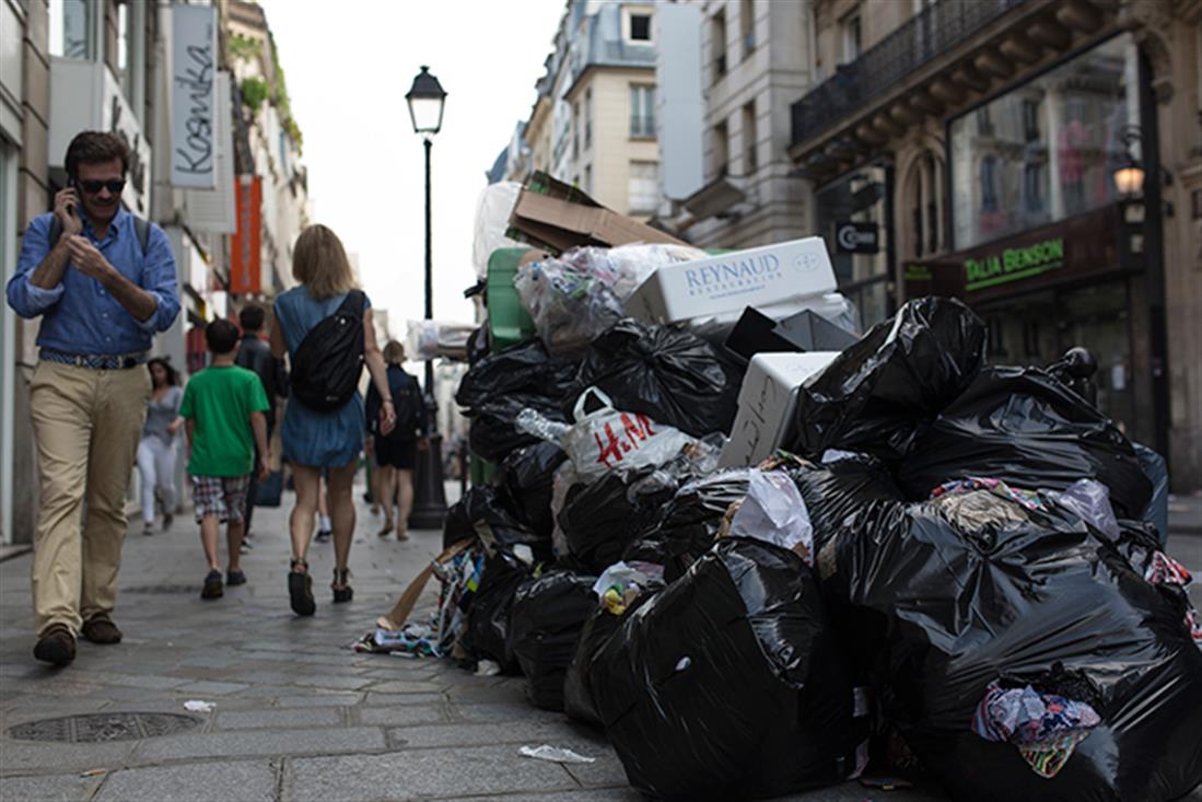 AP - Γαλλία - απεργίες - σκουπίδια