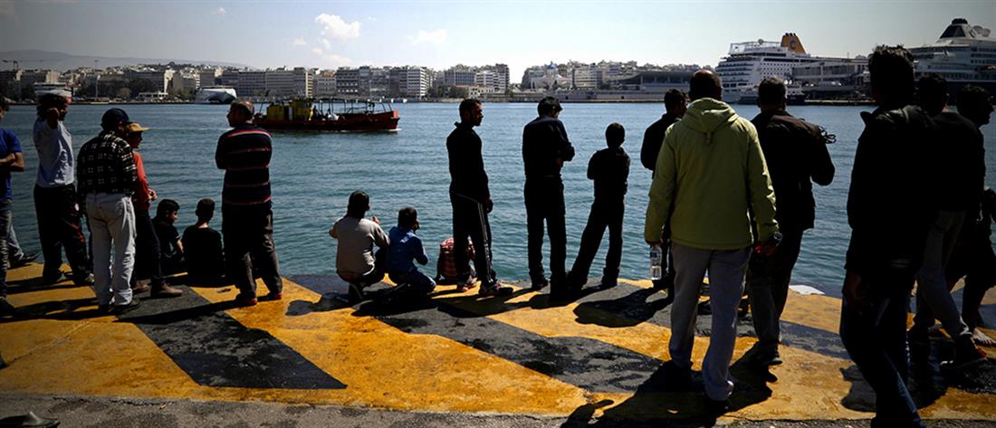 Πρόσφυγες - θάλασσα - λιμάνι - βουτιά - Πειραιάς - κολύμπι