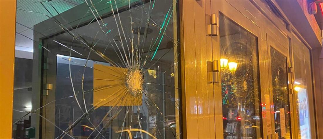 Θεσσαλονίκη: Επίθεση κουκουλοφόρων σε τράπεζα (εικόνες)