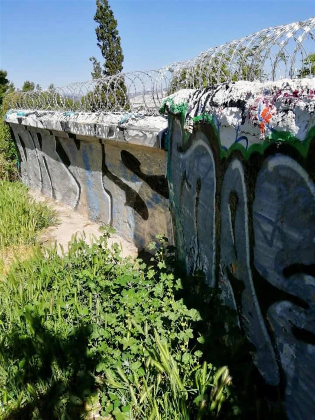 Αθήνα - γκράφιτι - Αναφιώτικα - καθαρισμός