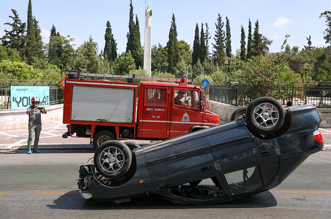 Τροχαίο ατύχημα - λεωφόρος Αλεξάνδρας - αναποδογύρισε αυτοκίνητο