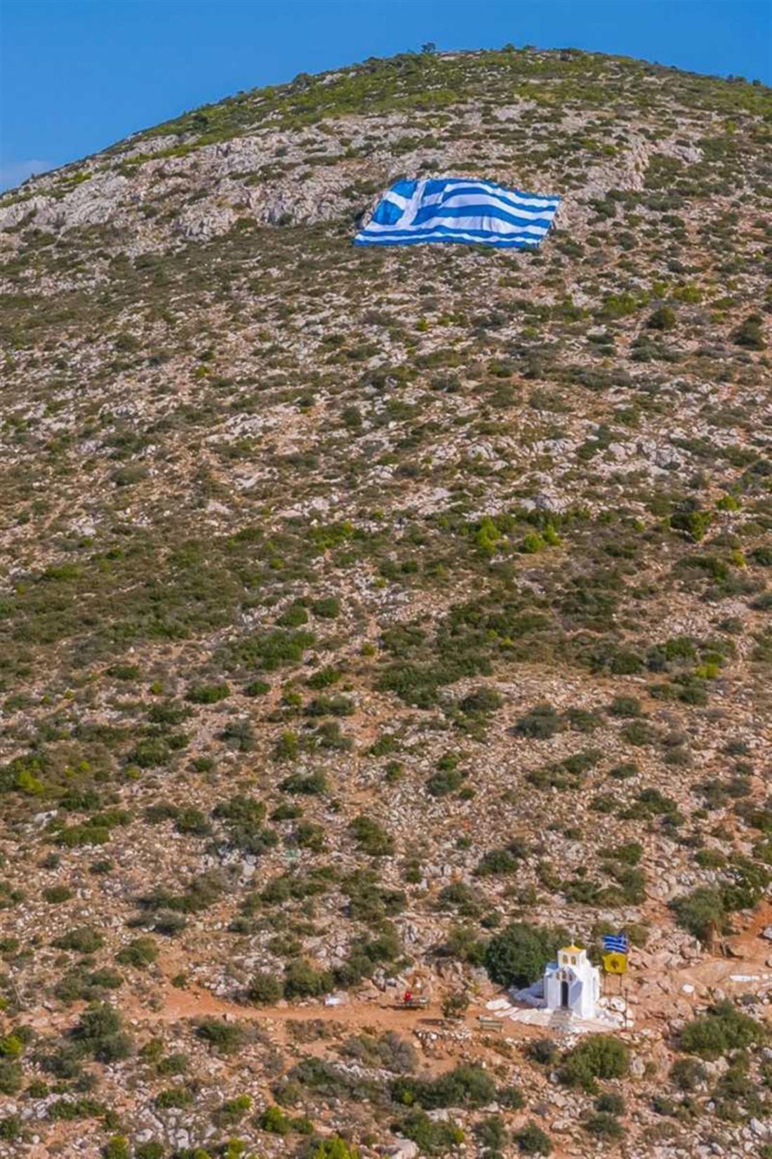 28η Οκτωβρίου - ελληνική σημαία - Υμηττός  - Δήμος Γλυφάδας