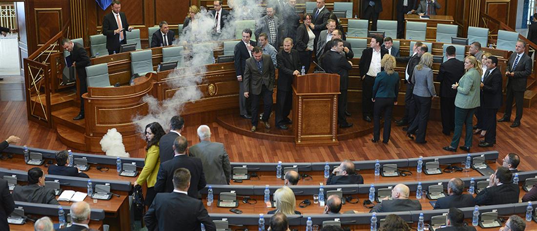 Κόσοβο - Κοινοβούλιο - καπνογόνο - δακρυγόνα