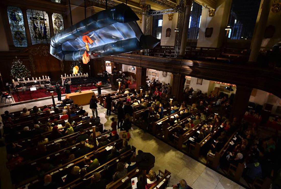 St. James - Λονδίνο - εκκλησία - χριστούγεννα - τέχνη - λέμβος - πρόσφυγες