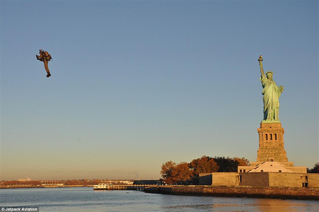 Νέα Υόρκη - Άγαλμα της Ελευθερίας - jetpack - άντρας - εφεύρεση - πτήση