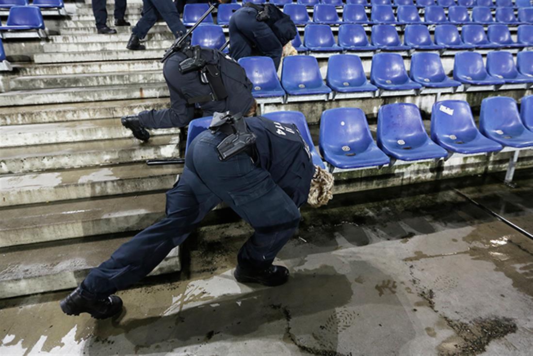 AP - Αννόβερο - αγώνας - Γερμανία - Ολλανδία - αστυνομία - γήπεδο - εσωτερικό - έλεγχος