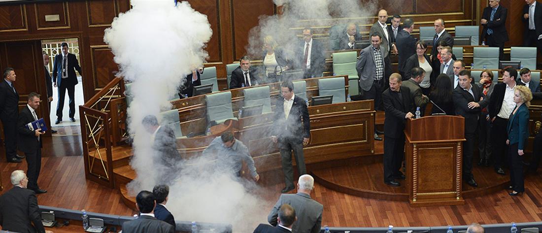 Κόσοβο - Κοινοβούλιο - καπνογόνο - δακρυγόνα