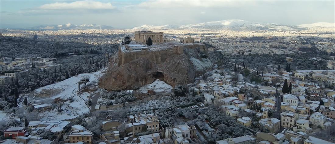 Κακοκαιρία “Μπάρμπαρα”: Βίντεο από drone από την χιονισμένη Αθήνα 