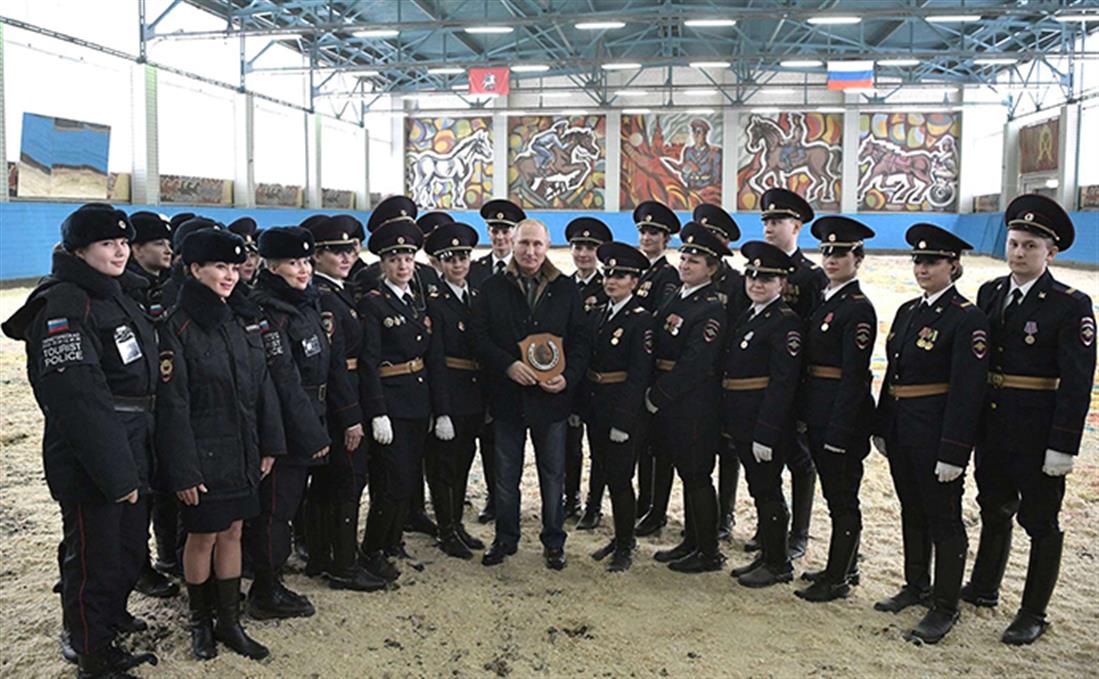 Πούτιν - ιππασία - γυναίκες αστυνομικοί - Παγκόσμια Ημέρα της Γυναίκας