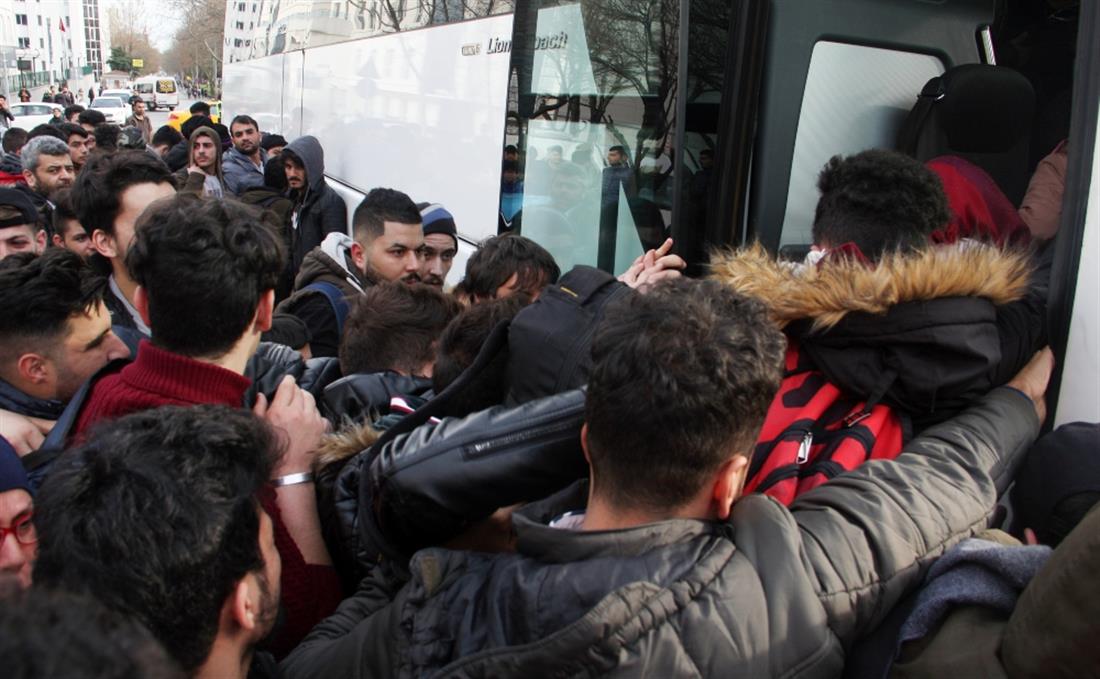 Κωνσταντινούπολη - πρόσφυγες - μετανάστες - λεωφορεία
