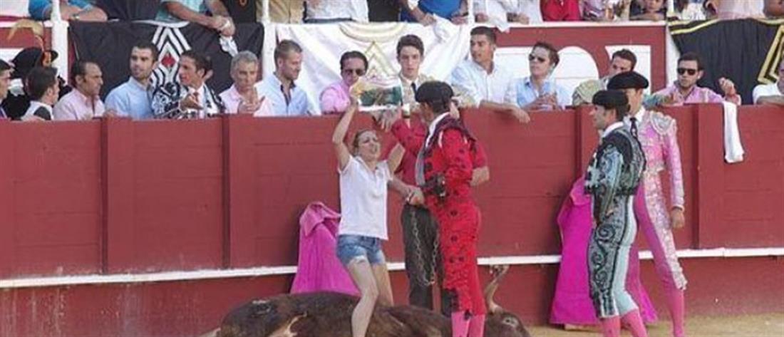 Ισπανία - ταυρομαχίες - αρένα - ακτιβίστρια - ταύρος
