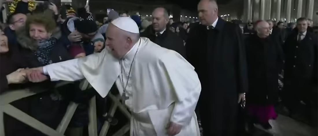 Ο Πάπας ζήτησε συγγνώμη απο πιστή (βίντεο)