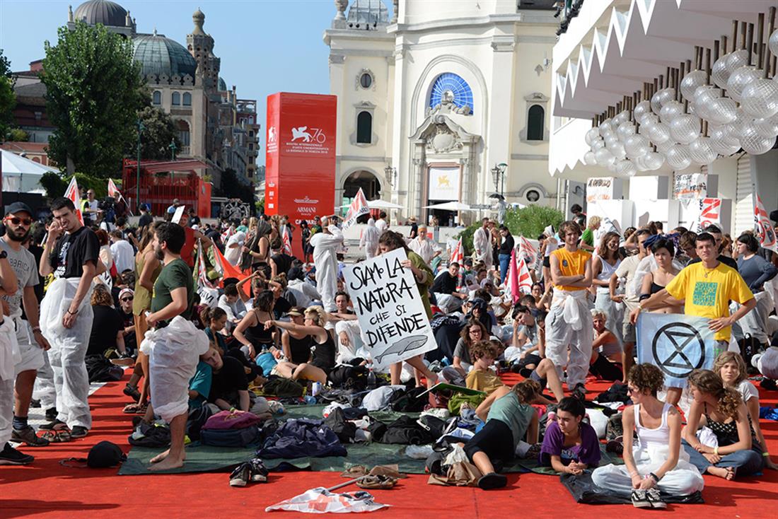 Φεστιβάλ Βενετίας - ακτιβιστές - κόκκινο χαλί