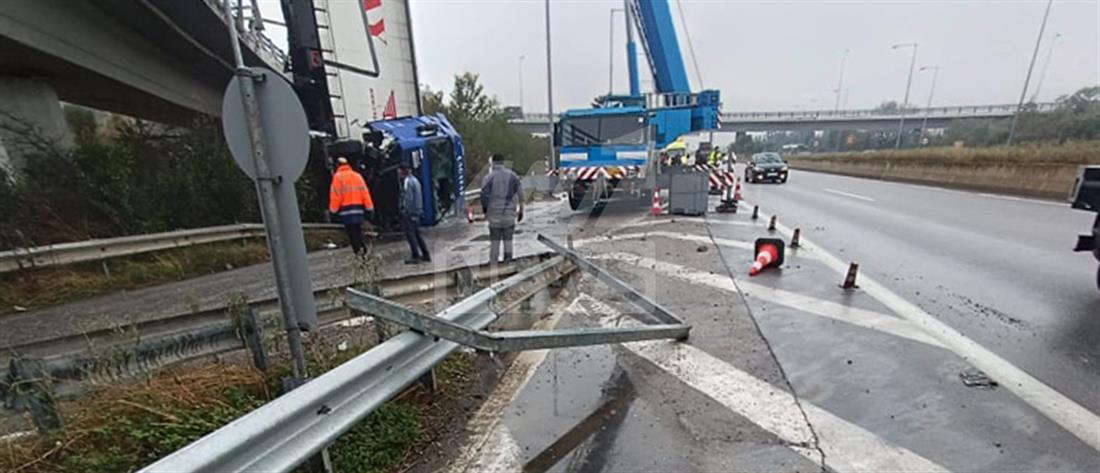Θεσσαλονίκη - Νταλίκα έπεσε από γέφυρα