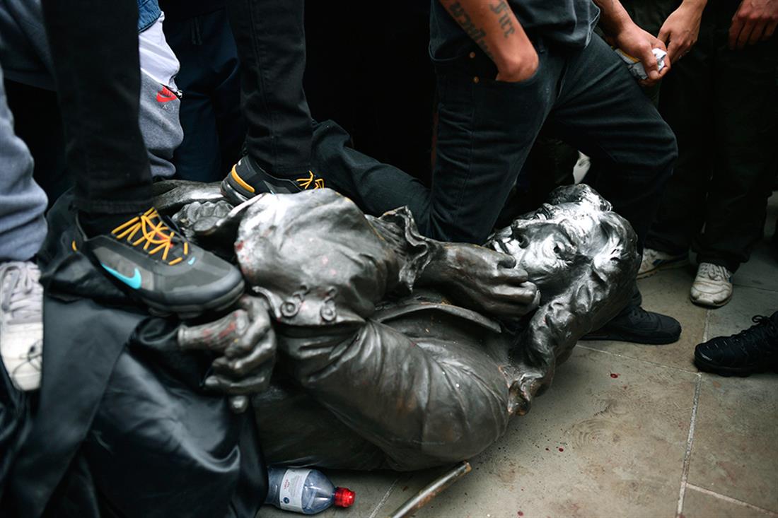 AP - Βρετανία - Μπρίστολ - διαδηλωτές - άγαλμα - Έντουαρντ Κόλστον