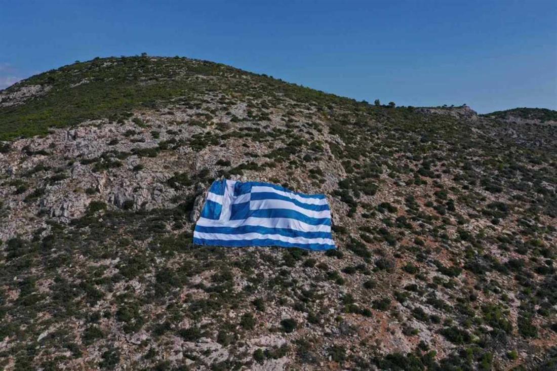 28η Οκτωβρίου - ελληνική σημαία - Υμηττός  - Δήμος Γλυφάδας