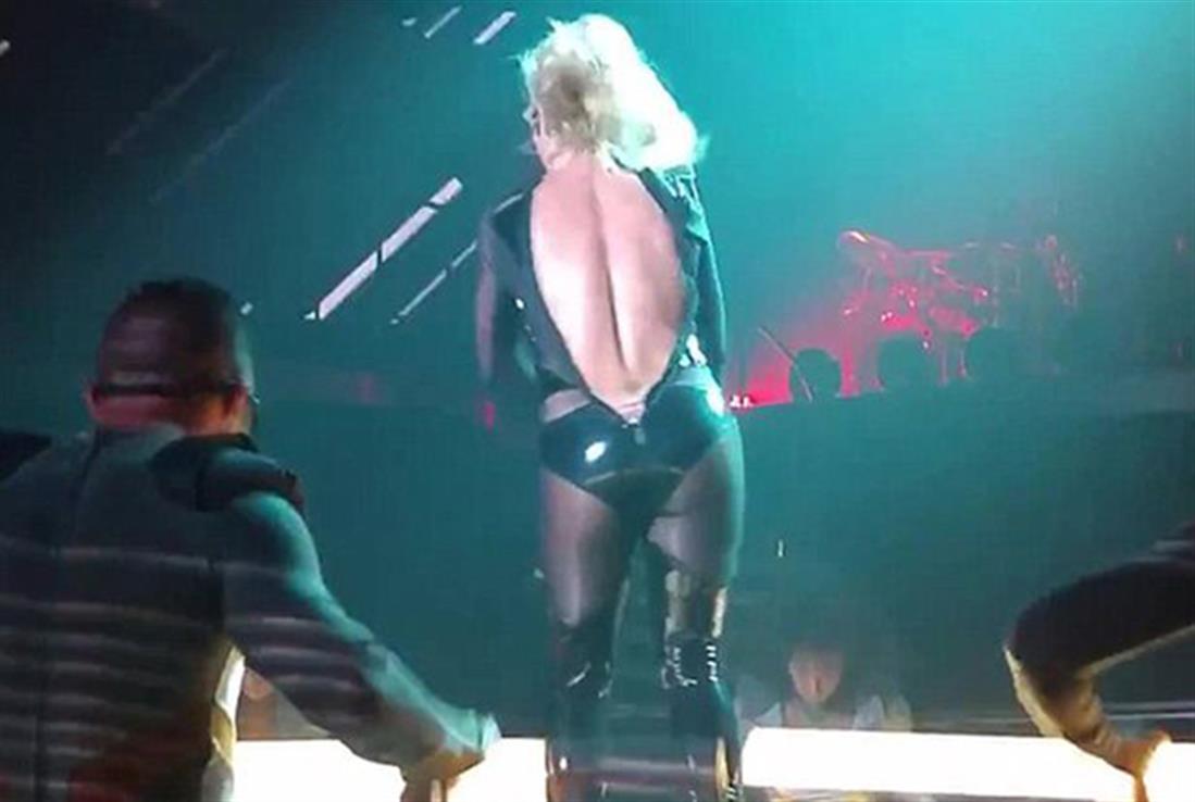 Britney Spears - Λας Βέγκας - σκηνή - ατύχημα - ρούχα
