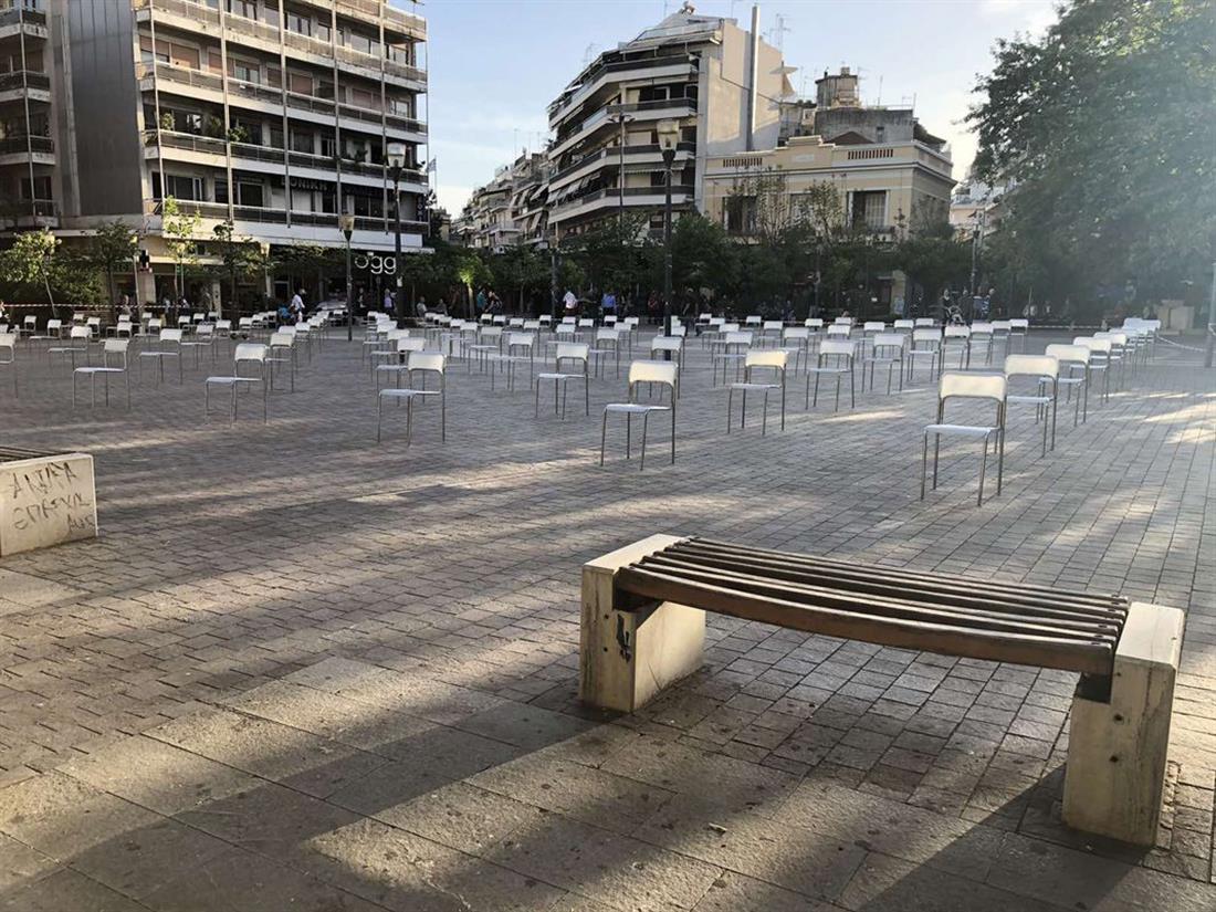 empty chairs - άδειες καρέκλες - Αγρίνιο