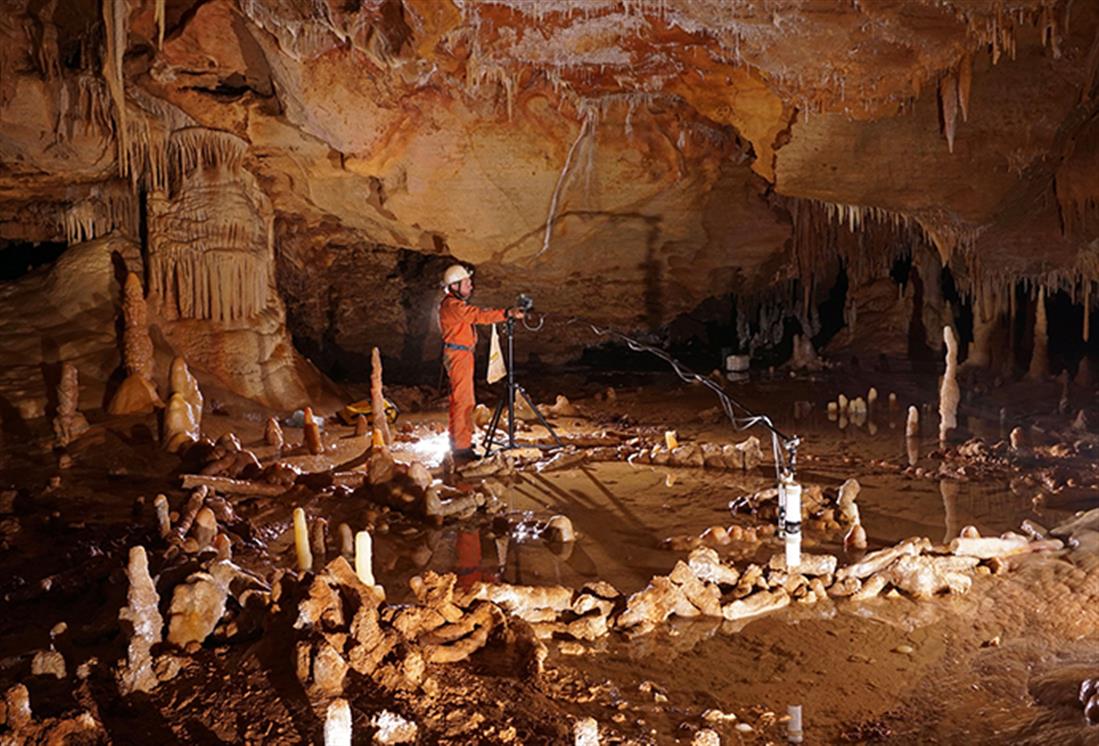 AP - σπήλαιο Bruniquel -  Γαλλία - Νεάντερταλ - δακτύλιοι - σταλαγμίτες