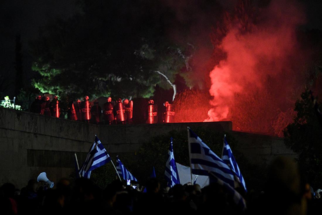 Βουλή - φωτοβολίδες - ΜΑΤ