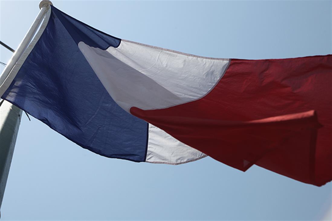 Μεσίστιες σημαίες - Γαλλική Πρεσβεία